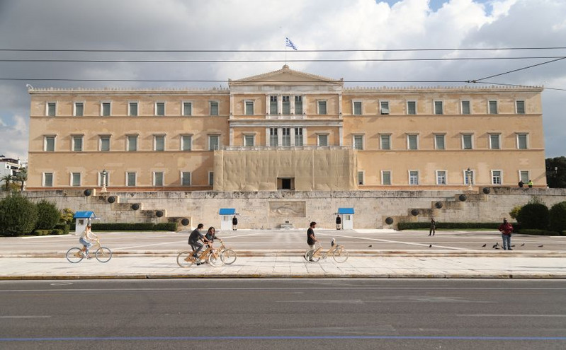 Lockdown: Νέα μέτρα από σήμερα Τσικνοπέμπτη 2021 - Τι ισχύει για ψώνια, τράπεζες, άθληση και απαγόρευση κυκλοφορίας