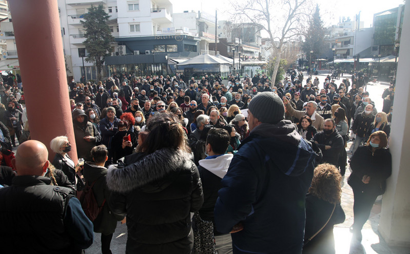 Εξαδάκτυλος για αρνητές: Στις συγκεντρώσεις διαμαρτυρίας να γράφουν κάτω από το «όχι άλλα μέτρα» και «ας πεθάνουν άλλοι τόσοι»