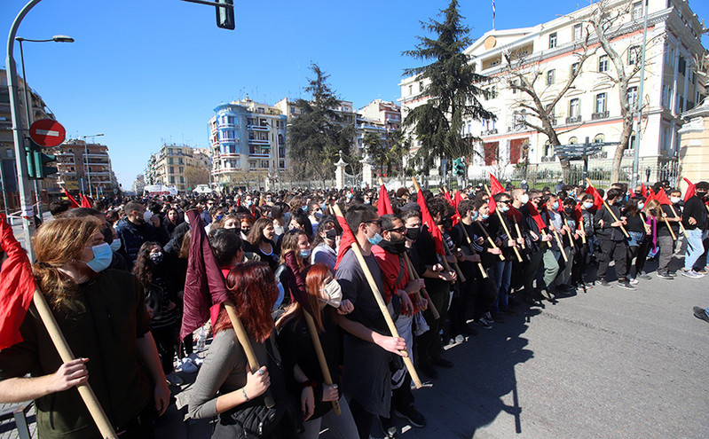 Θεσσαλονίκη: Στον δρόμο οι φοιτητές ενάντια στον νέο νόμο για τα ΑΕΙ &#8211; Εικόνες από την πορεία