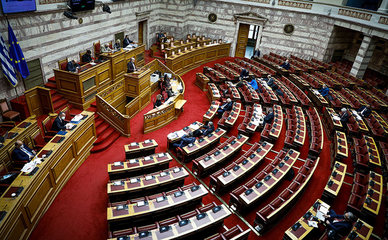 Ανέβηκαν οι τόνοι στη Βουλή για τα επεισόδια της Νέας Σμύρνης και τα capital controls του 2015