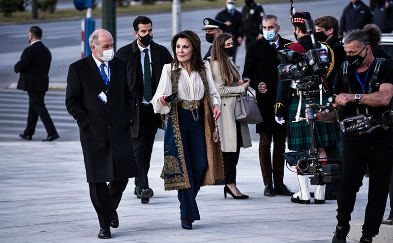 Η Γιάννα Αγγελοπούλου με παραδοσιακό σεγκούνι στην Πινακοθήκη
