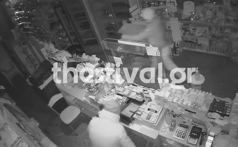 Βίντεο ντοκουμέντο από διάρρηξη σε ψιλικατζίδικο στη Θεσσαλονίκη – Καρέ καρέ η δράση των ληστών