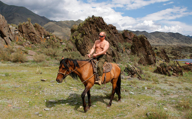 Αποκαλύψεις από τον Πούτιν: Παραδέχθηκε ότι έχει πέσει από άλογο