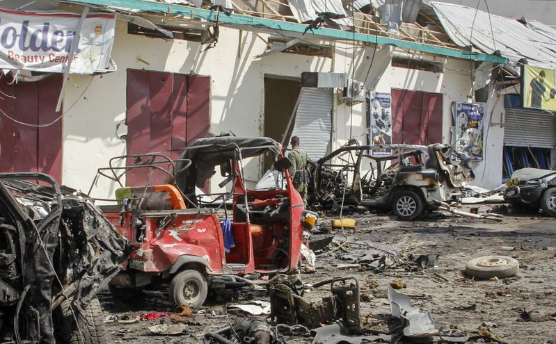 Σομαλία: 20 νεκροί από έκρηξη παγιδευμένου αυτοκινήτου έξω από εστιατόριο