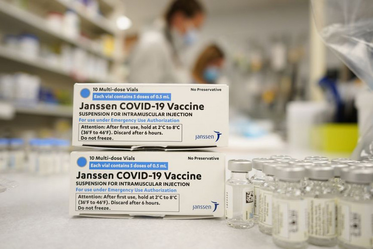 FDA: Δεν έχει διαπιστώσει αιτιώδης συνάφεια μεταξύ θρομβώσεων και του εμβολίου της J&#038;J