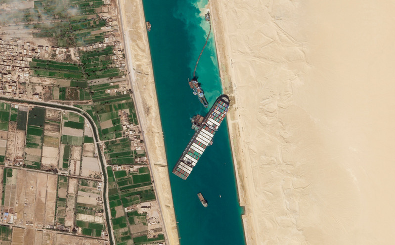 Διώρυγα Σουέζ: Πανηγυρισμοί για την έναρξη αποκόλλησης του πλοίου που μπλόκαρε το πέρασμα
