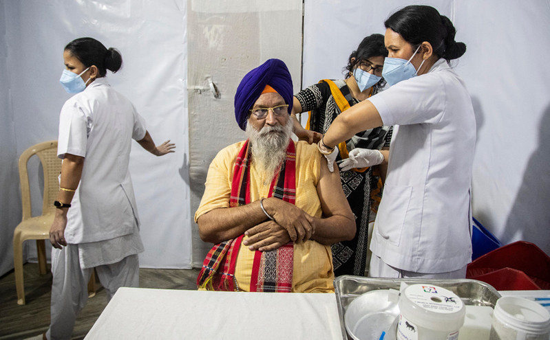 Στη δεύτερη φάση της η εκστρατεία εμβολιασμού στην Ινδία, έχουν ήδη εμβολιαστεί 15 εκατ. πολίτες
