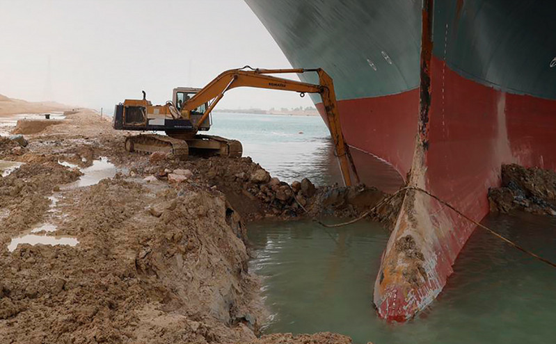 Παραμένει κλειστή η Διώρυγα του Σουέζ, εναλλακτικές επιλογές αναζητούν οι ναυτιλιακές
