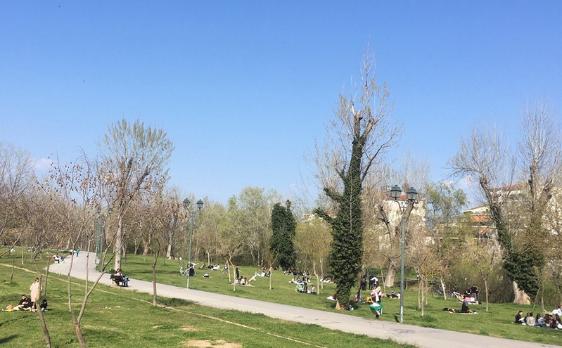 Εικόνες Ευρώπης στη Λάρισα: Οι πολίτες κάνουν πικνίκ σε πάρκα