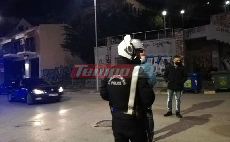 Πάτρα: Μολότοφ κατά δύο αστυνομικών της τροχαίας - Εικόνες από το σημείο της επίθεσης