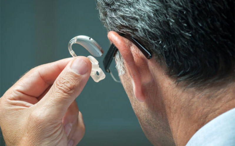 6 λόγοι που πρέπει να φοράτε δύο ακουστικά βαρηκοΐας