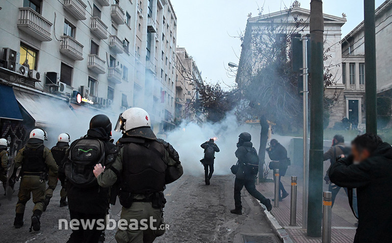 Ένταση στο συλλαλητήριο για τον Κουφοντίνα στο κέντρο της Αθήνας &#8211; Κυνηγητό, χημικά και χρήση αύρας από την Αστυνομία