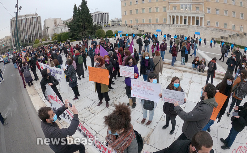 Παγκόσμια Ημέρα της Γυναίκας: Εικόνες από νέα πορεία στο κέντρο της Αθήνας &#8211; Κλειστές Πανεπιστημίου, Σταδίου, Αμαλίας