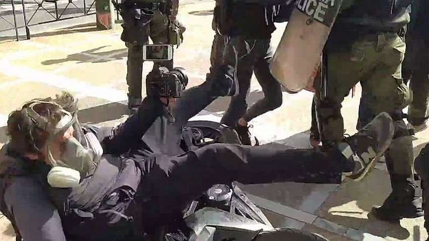 Το γύρο του διαδικτύου κάνει στιγμιότυπο με αστυνομικό της ΔΙΑΣ να σπρώχνει και να ρίχνει στο έδαφος φωτορεπόρτερ