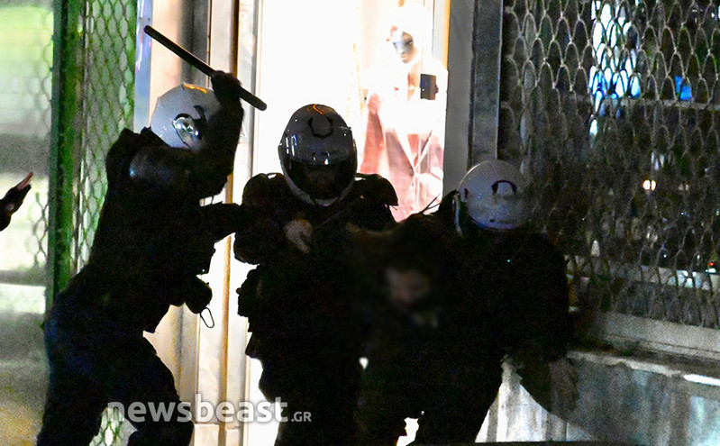 Νέα Σμύρνη: Καρέ &#8211; καρέ ο ξυλοδαρμός συλληφθέντα από αστυνομικούς &#8211; Επιτέθηκαν και σε δημοσιογράφους