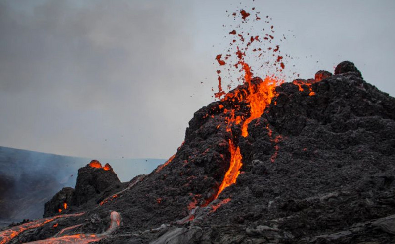 Εντυπωσιακές εικόνες από την έκρηξη ηφαιστείου στην Ισλανδία
