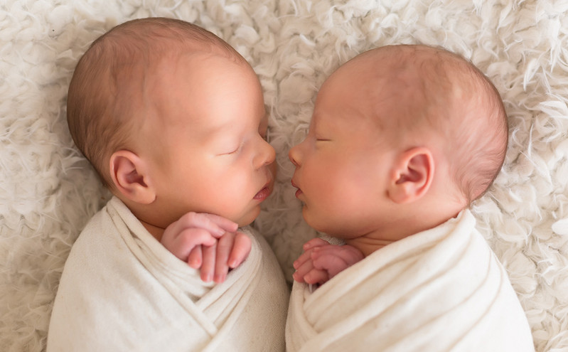 Η συγκινητική αγκαλιά των διδύμων δύο εβδομάδες αφότου χωρίστηκαν στη γέννα