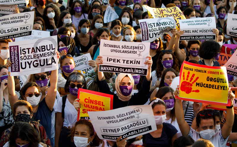 Οι γυναίκες της Τουρκίας ενώνουν τις φωνές τους κατά της βίας: «Δεν φοβόμαστε»