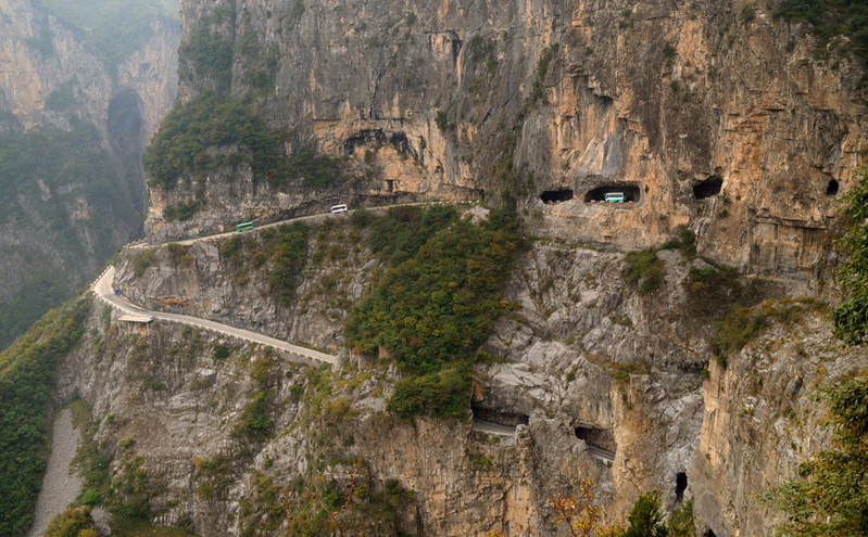 Το σκαλιστό τούνελ σε κάθετη πλαγιά βουνού στην Κίνα που κόβει την ανάσα