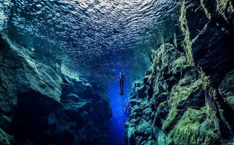 Το υποβρύχιο σημείο στην Ισλανδία όπου κανείς μπορεί να κολυμπήσει ανάμεσα σε δύο τεκτονικές πλάκες