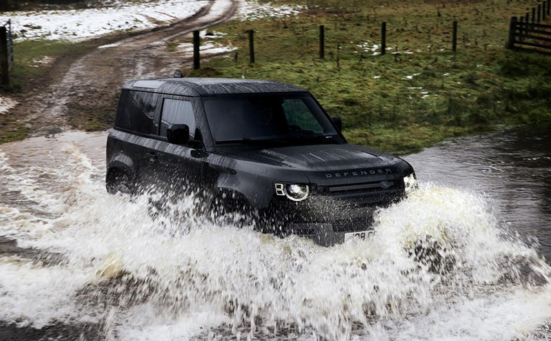 Νέο Land Rover Defender V8: Συνδυάζει άνεση, πολυτέλεια, επιδόσεις και εντυπωσιακές εκτός δρόμου δυνατότητες