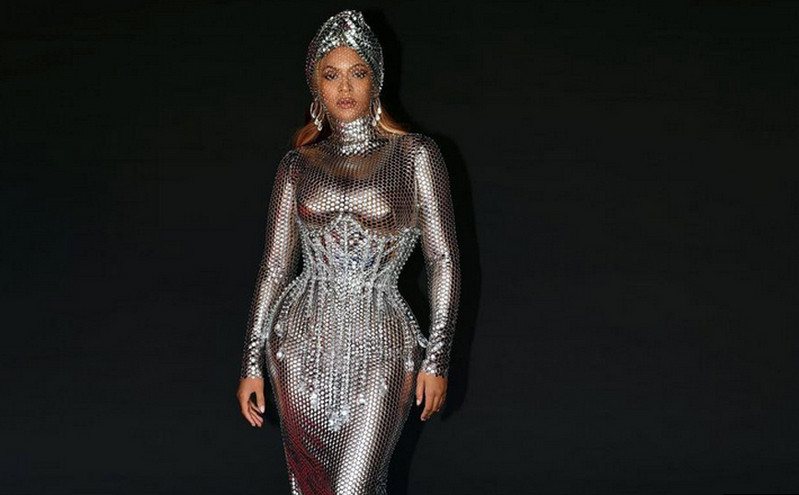 Η εκθαμβωτική Beyoncé με ασημένιο φόρεμα μετά την ιστορική νίκη της στα Grammy