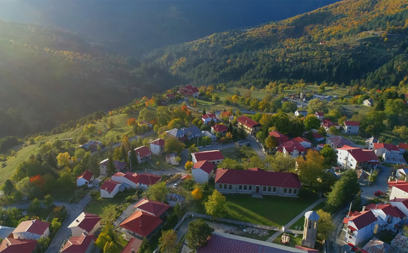 Μια απολαυστική πτήση πάνω από το ψηλότερο χωριό της Ελλάδας