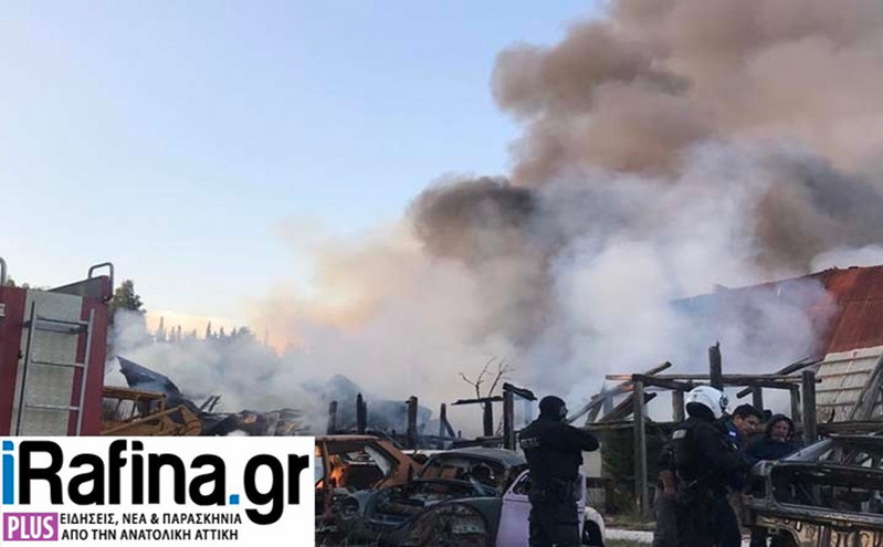 Μεγάλη φωτιά στη Ραφήνα &#8211; Εικόνες από εργοστάσιο που τυλίχθηκε στις φλόγες