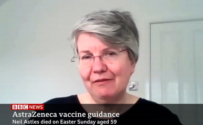 Συγκινεί γυναίκα που έχασε τον αδερφό της από θρόμβωση μετά το εμβόλιο της AstreZeneca