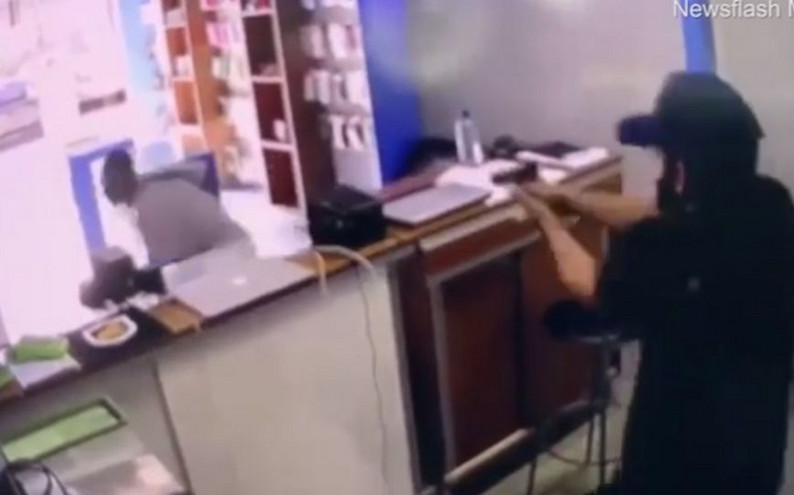 Η στιγμή που ιδιοκτήτης πυροβολεί ένοπλο ληστή μέσα στο κατάστημά του