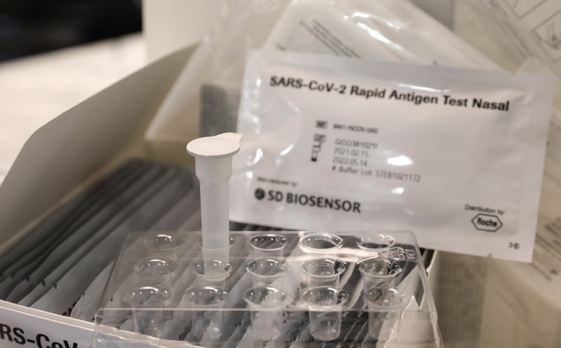 Αναστάτωση με τα self tests στα φαρμακεία, αποκλειστικά ατομικές συσκευασίες ζητούν οι φαρμακοποιοί