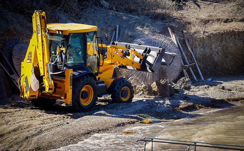 Δήμος Σαρωνικού: Προχωρά η κατεδάφιση των αυθαίρετων κατασκευών στις καταπατημένες παραλίες