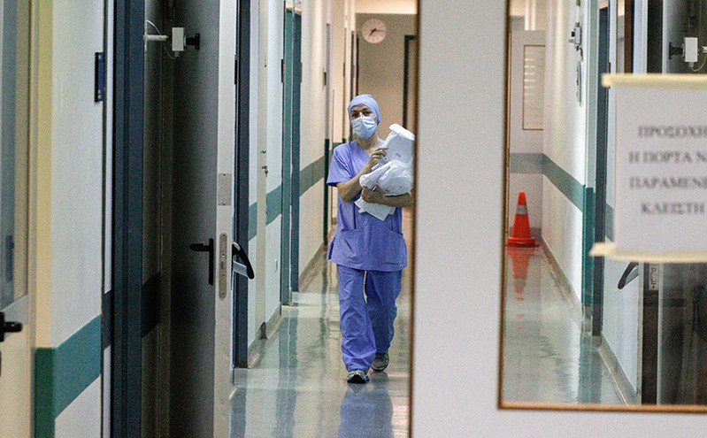 Έφοδος αρνητών κορονοϊού στο Αττικόν: «Την έπεσαν στη νοσηλεύτρια και τον γιατρό»