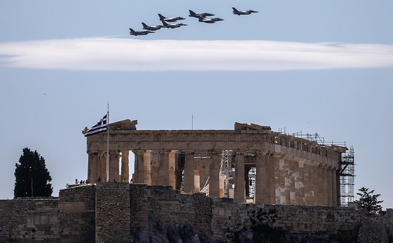 Εντυπωσιακές εικόνες με μαχητικά αεροσκάφη που πέταξαν πάνω από την Ακρόπολη