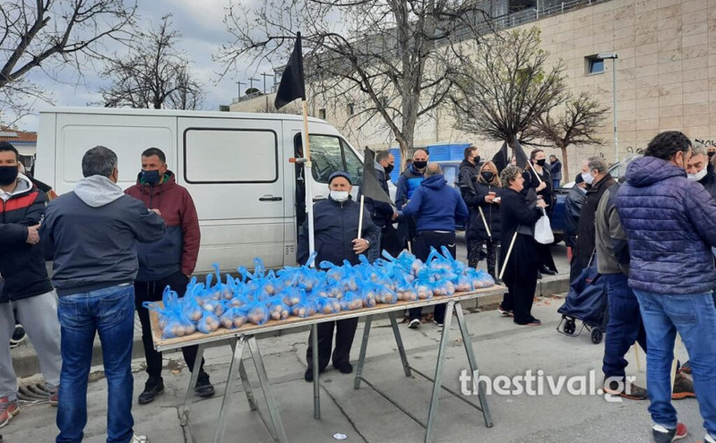 Με μαύρες σημαίες και διανομή δωρεάν προϊόντων διαμαρτύρονται εργαζόμενοι στις λαϊκές αγορές στη Θεσσαλονίκη
