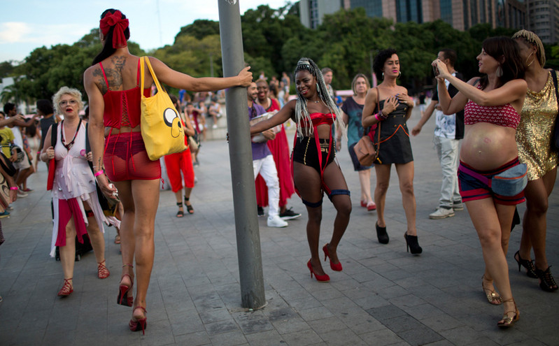 Ιερόδουλες σε απεργία: Η διαμαρτυρία με πανό στη μέση του δρόμου και το αίτημα