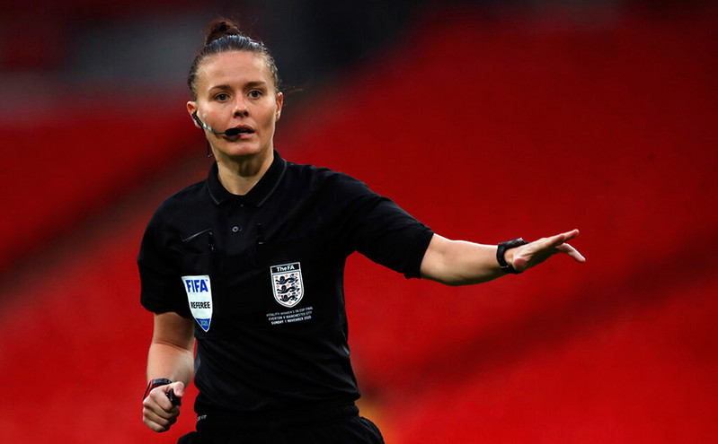 Ιστορική πρωτιά στο αγγλικό ποδόσφαιρο: Γυναίκα πρώτη διαιτητής σε ματς επίσημης κατηγορίας
