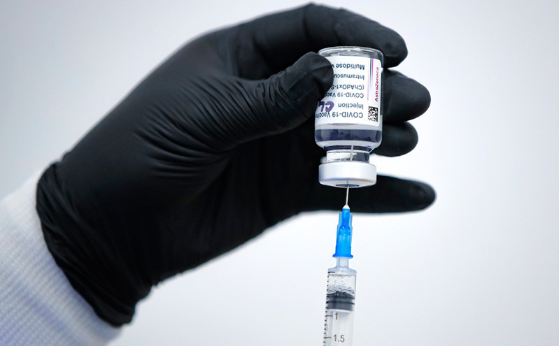 Γαλλία: Καταγράφηκαν τέσσερις νέες περιπτώσεις θρομβώσεων που συνδέονται με το εμβόλιο της AstraZeneca