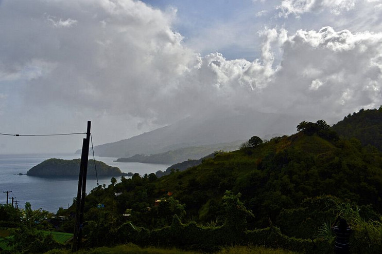 Άγιος Βικέντιος και Γρεναδίνες: Τέφρα καλύπτει το νησί της Καραϊβικής μετά την έκρηξη του ηφαιστείου Λα Σουφριέρ