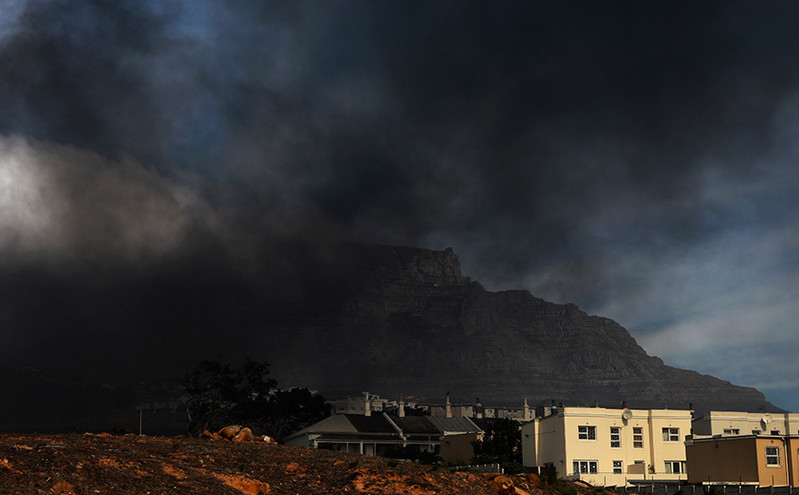 Μεγάλη φωτιά στη Νότια Αφρική: Εκκενώθηκε συνοικία του Κέιπ Τάουν