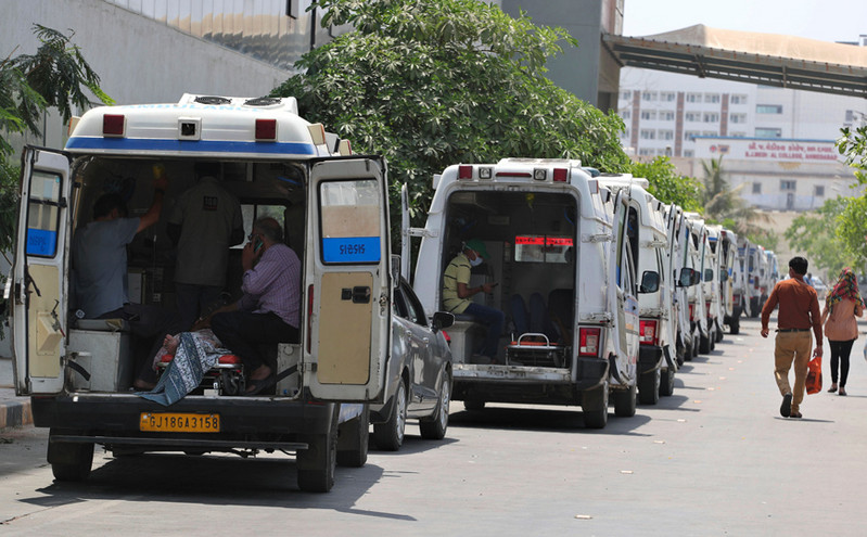 Τραγική η εικόνα στην Ινδία, συνοδεία ένοπλων αστυνομικών προμηθεύονται οξυγόνο τα νοσοκομεία