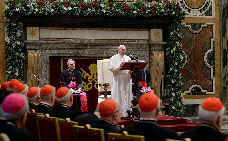 Βατικανό: Οι καρδινάλιοι απαγορεύεται να δέχονται δώρα μεγαλύτερα των 40 ευρώ