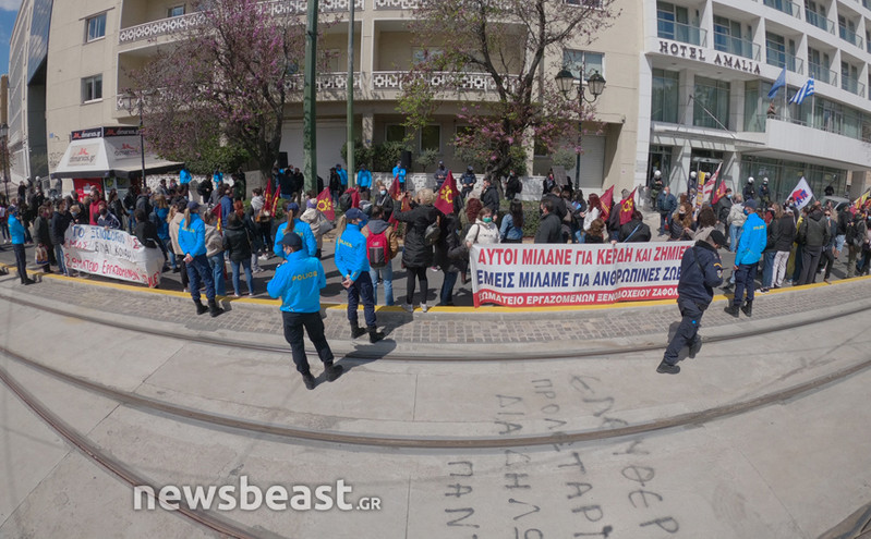 Έξω από το υπουργείο Τουρισμού συνεχίζεται η διαμαρτυρία στο κέντρο της Αθήνας