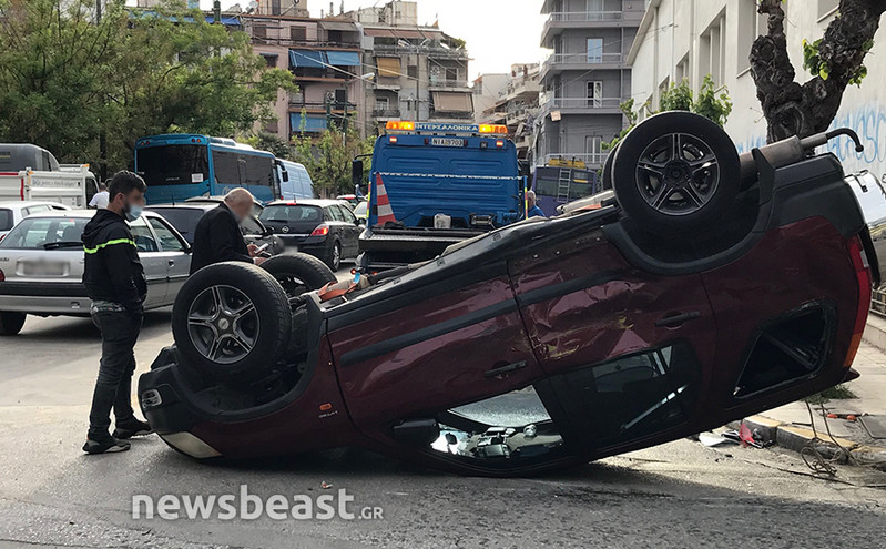 Εικόνες από τροχαίο στο κέντρο της Αθήνας &#8211; Αναποδογύρισε αυτοκίνητο μετά από σύγκρουση με σχολικό λεωφορείο