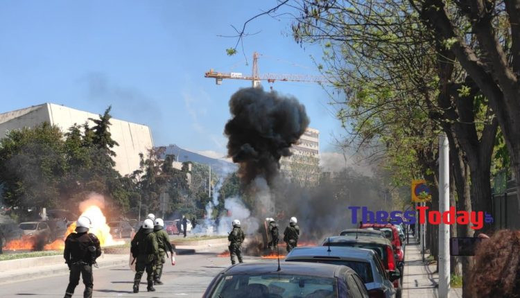Εικόνες από τα επεισόδια στη Θεσσαλονίκη: Πετροπόλεμος, μολότοφ και χημικά