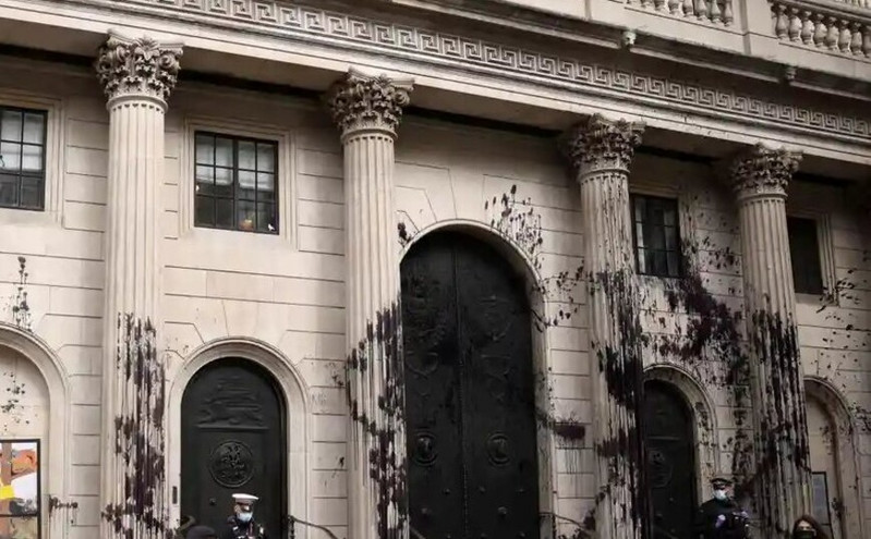 Λονδίνο: Ακτιβιστές για το κλίμα πέταξαν μαύρη μπογιά την Τράπεζα της Αγγλίας