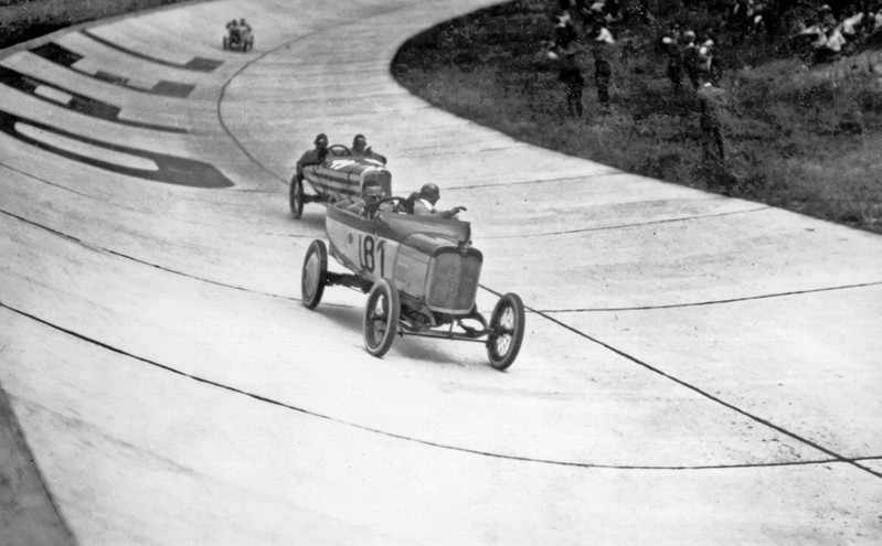 Αναβιώνοντας το παρελθόν: Όταν ξεκινούσαν οι πρώτοι αγώνες αυτοκινήτων στην πίστα Rennbahn