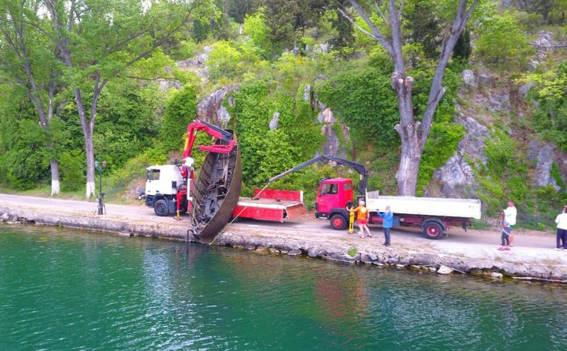 Καστοριά: Στη στεριά μετά από μισό αιώνα ένα βυθισμένο στη λίμνη καράβι