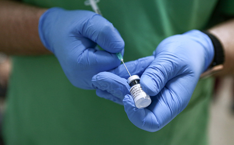 CDC: Οι ανεμβολίαστοι έχουν δυο φορές περισσότερες πιθανότητες να επαναμολυνθούν από κορονοϊό