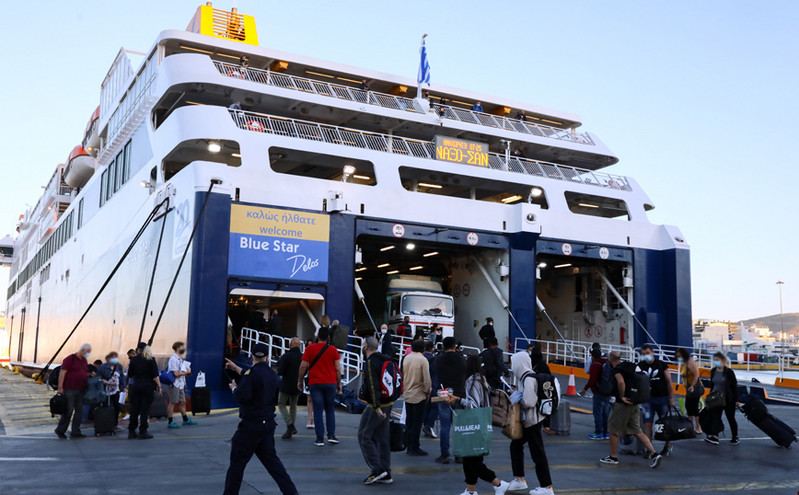 Τα ταξίδια «άνοιξαν» με ουρές και καθυστερήσεις στο λιμάνι του Πειραιά &#8211; Αυστηροί έλεγχοι στις βεβαιώσεις